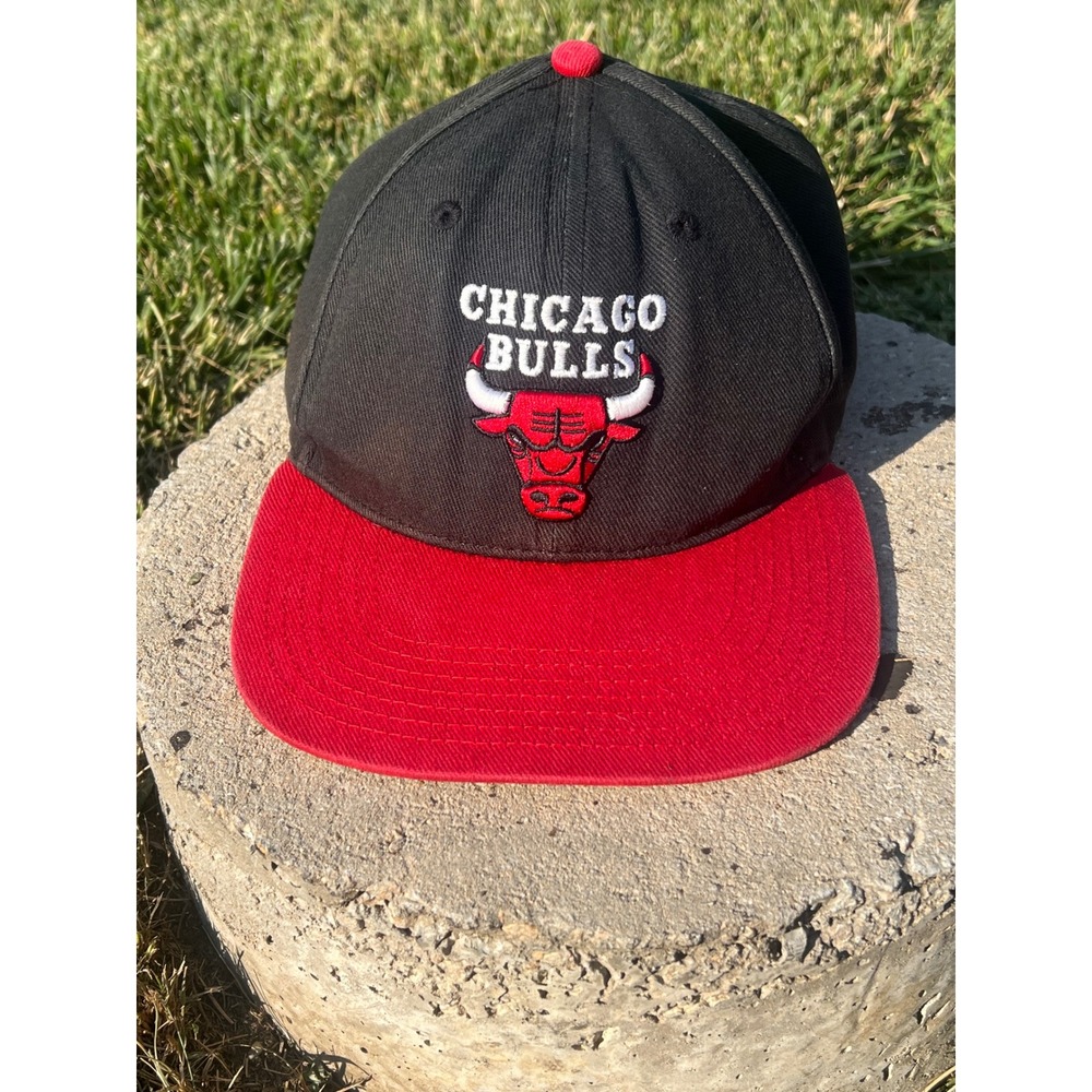 Chicago Bulls 90s Fan favorite vintage NBA Snapback Hat‎ Black Red brim Cap